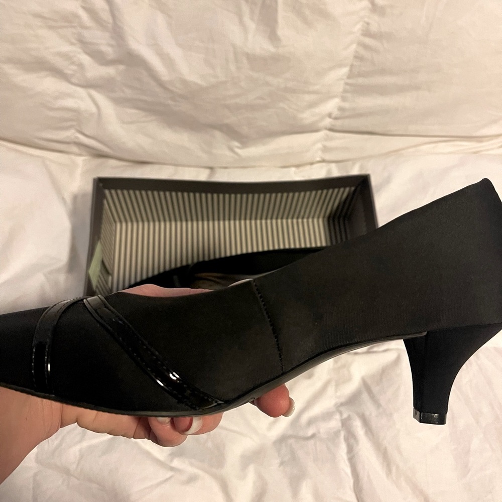 Aubrey Lynn black pumps
